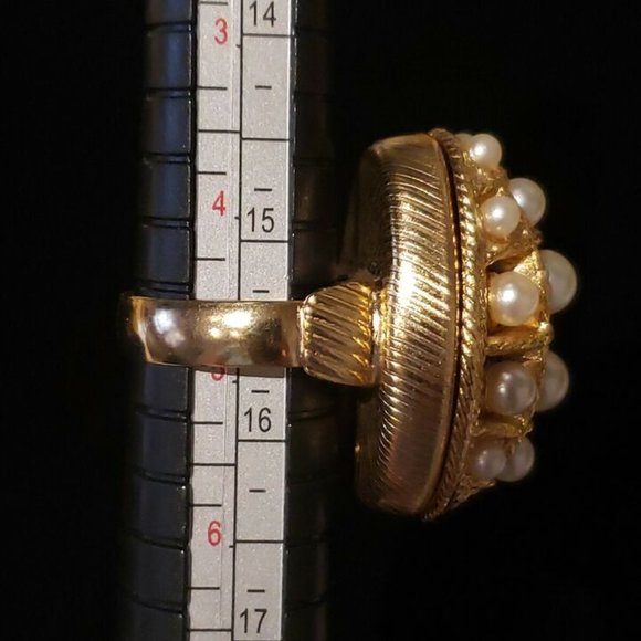 Large Oval-Shaped Lattice Dome Locket Ring With Faux Pearls by Avon - Picture 12 of 12